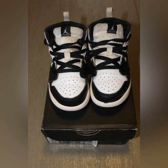 Jordan 1 Mid - 9C (Black, White, Smoke Grey) Used w/ Box - Picture 4 of 4